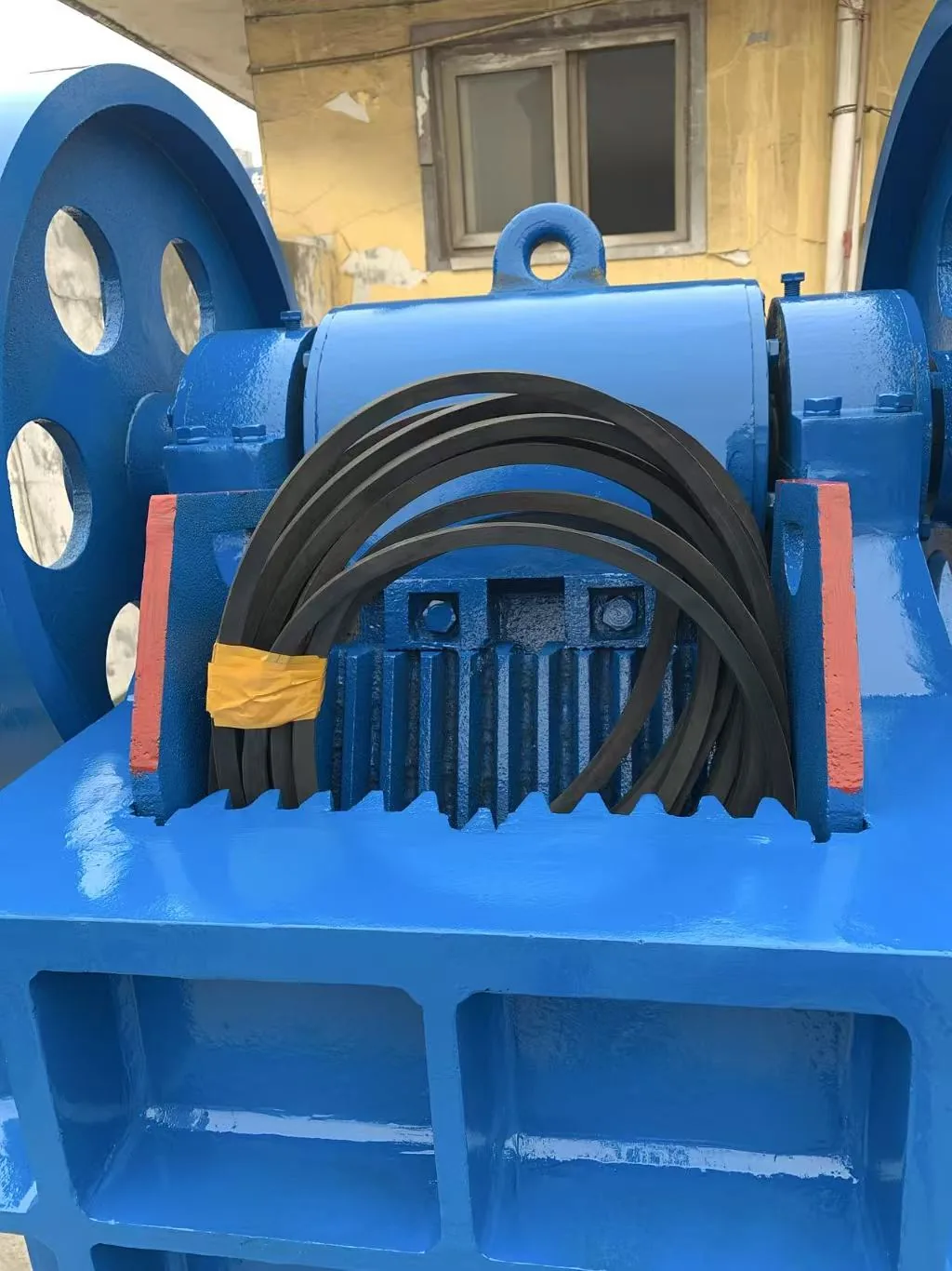 PE150×250 feed opening and belt-drive detail