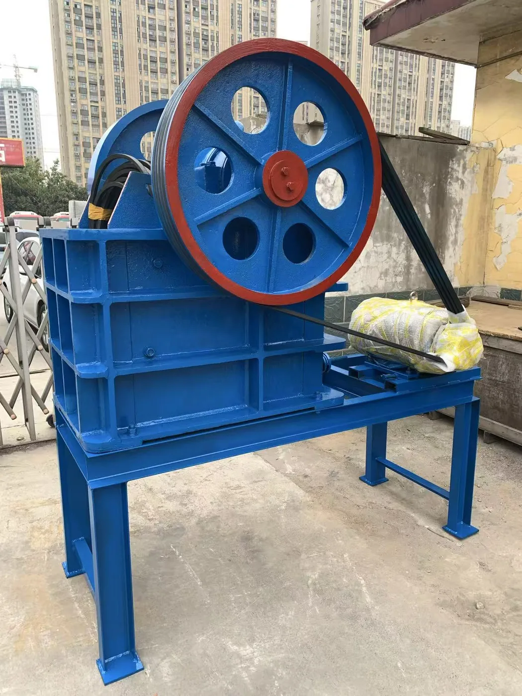 PE150×250 jaw crusher in blue